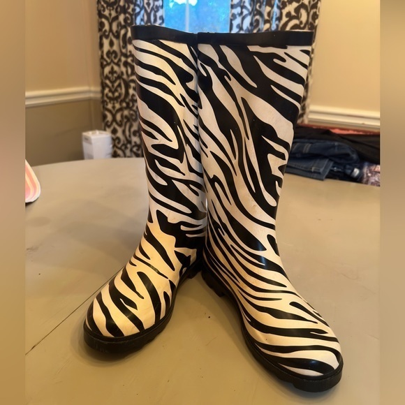 West Blvd zebra print rain boots in EUC. Size 5.5. Black and white. - Picture 1 of 10